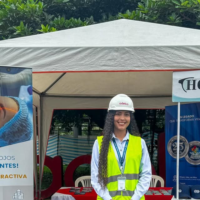 Representante del equipo de salud visual durante una jornada empresarial real