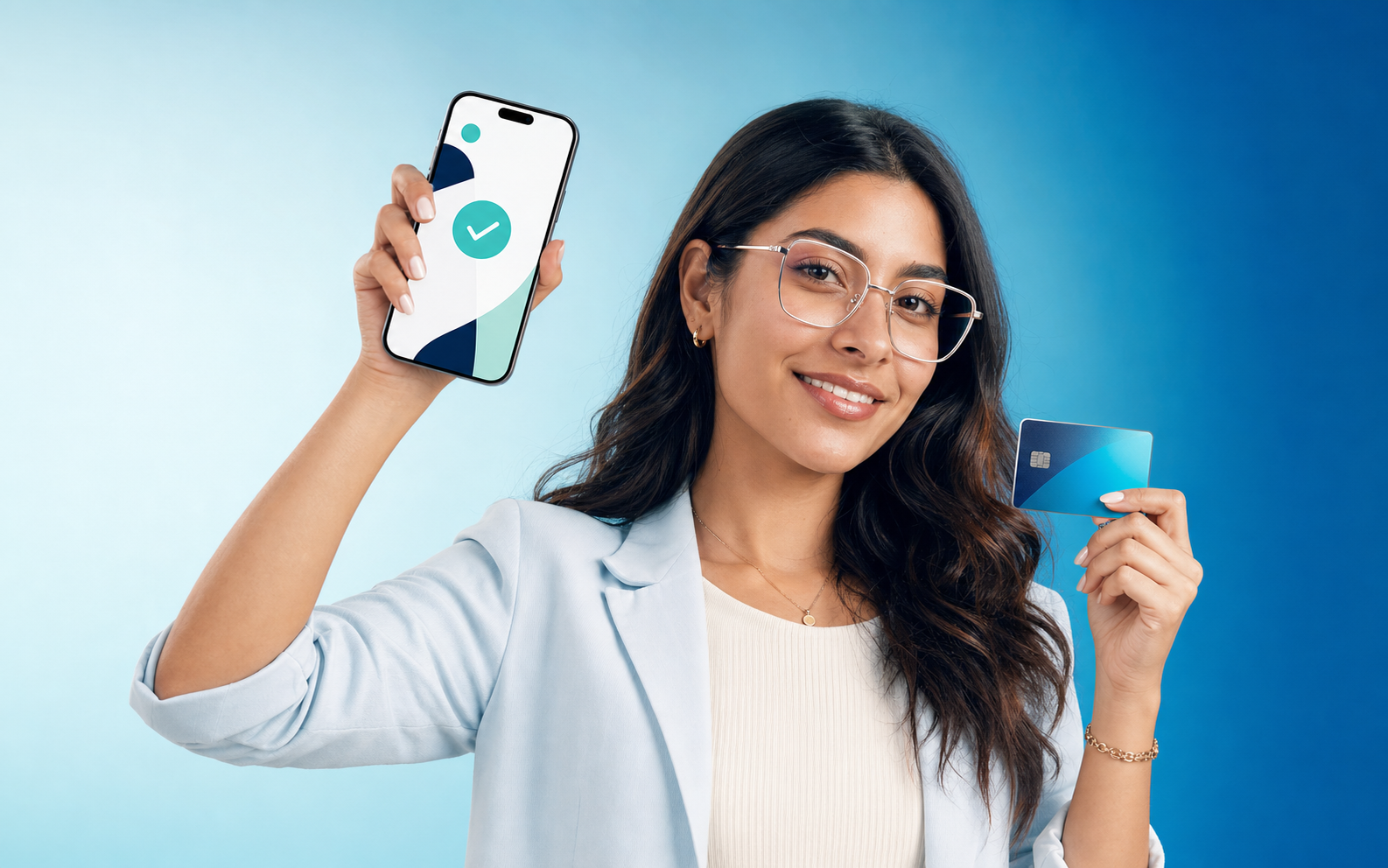 Mujer usando lentes y mostrando opciones de pago con teléfono y tarjeta