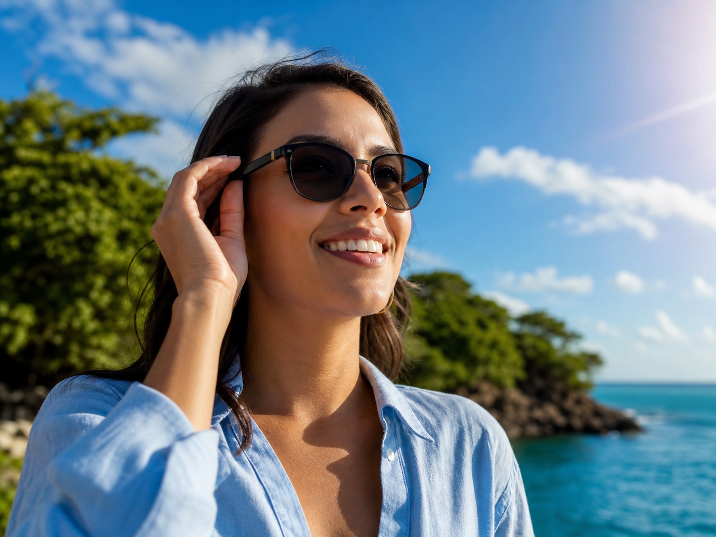 Persona al aire libre usando lentes con protección ultravioleta