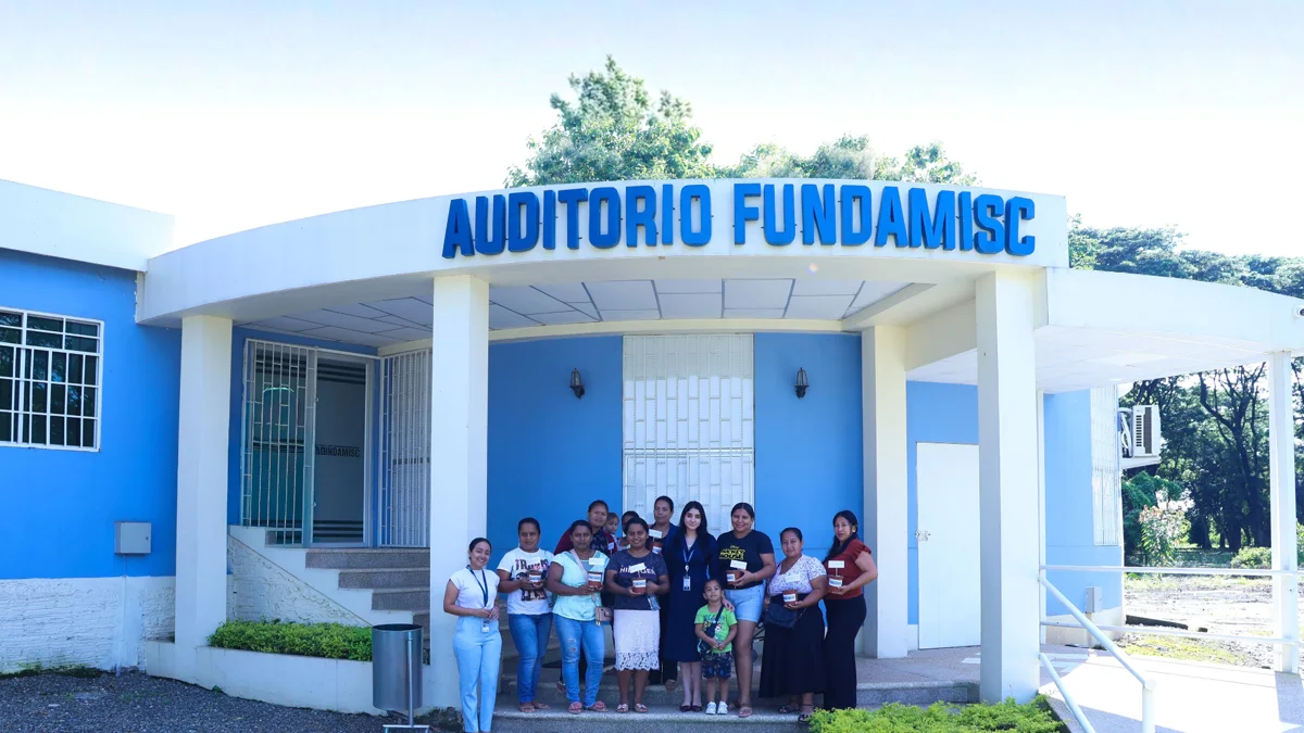 Participantes de un taller frente al Auditorio FUNDAMISC