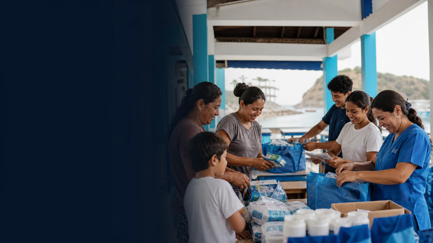Voluntarios y profesionales preparando ayuda comunitaria para los programas de FUNDAMISC
